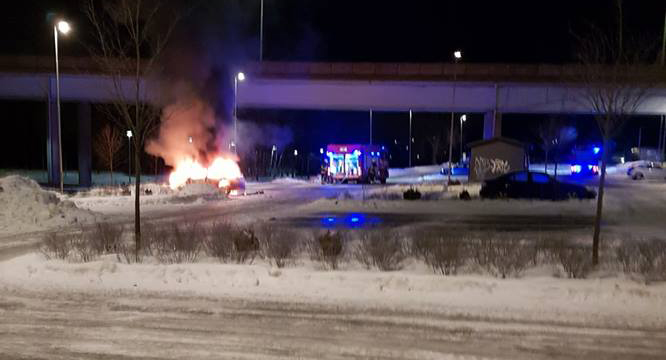 En av årets bilbränder i Knivsta.