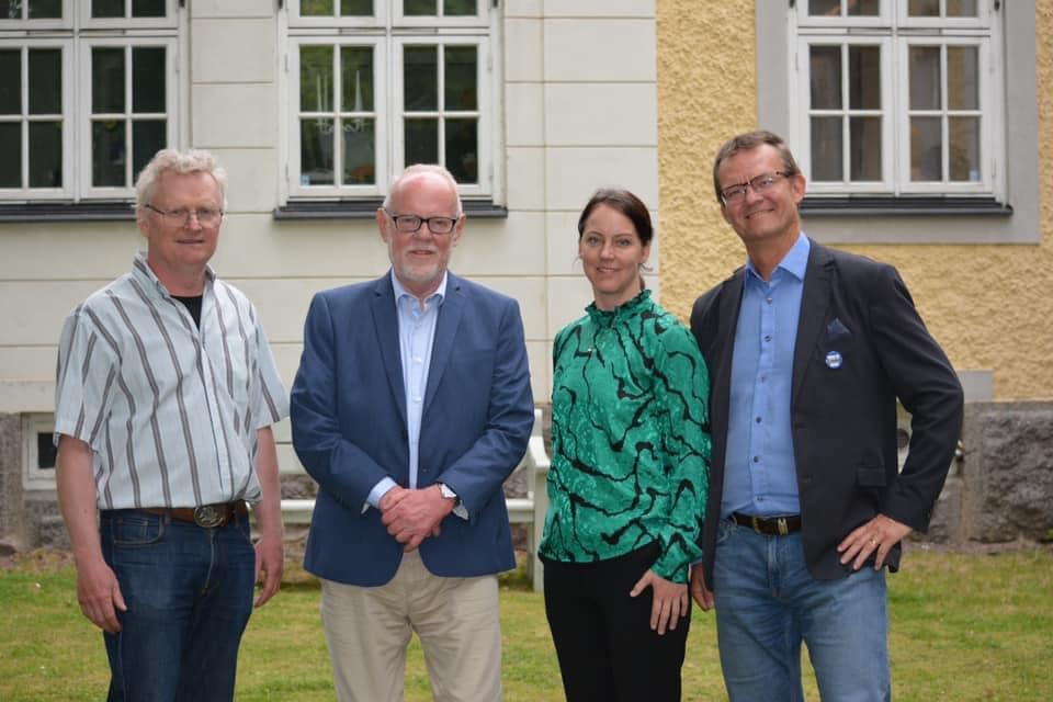 Jan Arvidsson (C), gruppledare, Kenneth Söderman (L), tjänstgörande KS-ordförande, Annelie Almérus (M), tillträdande KS-ordförande, Erik Forslund (KD), gruppledare