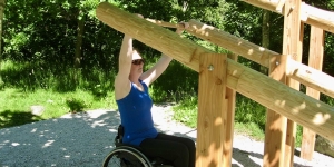 Kvinna i rullstol som tränar i ett utegym