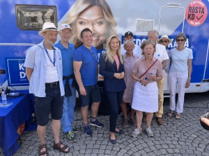 Medlemmar i KD Nyköping med partiledaren Ebba Busch i mitten