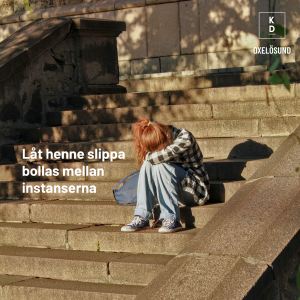 Bild på tonårsflicka som sitter hopsjunken i en trappa och döljer ansiktet i armvecket. Texten i bilden syftar på elevhälsogaranti och samordning