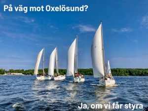 Bild som visar fyra ankommande segelbåtar. Blå himmel och skärgård i bakgrunden. Texten i bilden handlar om lägre båtavgifter och en populär gästhamn i Oxelösund.