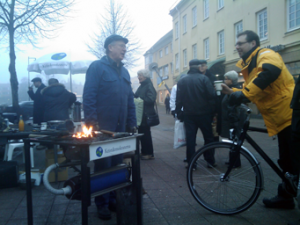 Det var många som blev nyfikna När Harald Bergström smidde och Kristdemokraterna bjöd på glögg. (Foto: Håkan Johansson)