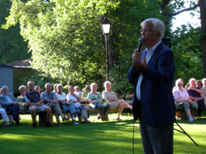 Alf Svensson (KD) i talartagen inför en stor skara intresserade åhörare från hela regionen. (Foto: Håkan Johansson)
