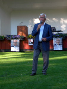 Alf Svensson (KD) framför Apladalens utescen. (Foto: Håkan Johansson)
