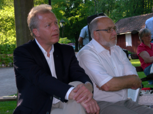 Jan-Erik Lagärde och Christer Fjordevik lyssnar uppmärksamt. (Foto: Håkan Johansson)
