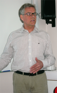 Stefan Simonsson, projektledare för Gummifabriken, presenterar projektet. (Foto: Håkan Johansson)