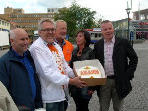 Gottlieb Granberg (M), Arnold Carlzon (KD), Håkan Andersson (FP), Camilla Rinaldo (KD) och Hans-Göran Johansson (C) ser ut att vilja provsmaka allianstårtan. (Foto: Håkan Johansson)