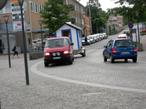 1. Här kommer Kristdemokraternas valstuga ned för viadukten. (Foto: Håkan Johansson)