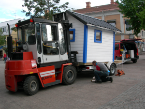2. Som tur var fanns det en truck på plats som kunde lyfta av den. (Foto: Håkan Johansson)