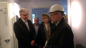 Finnvedsbostäders VD Mikael Nordholm visade Kommunfullmäktiges ordförande Christer Fjordevik (KD), landshövding Minoo Akhtarzand och bostadsminister Stefan Attefall (KD) en av de nybyggda lägenheterna. (Foto: Håkan Johansson)