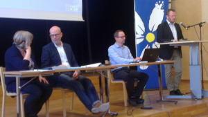 Stämmopresidiet Marianne Andersson, vice ordförande, Simon Rundqvist, ordförande och Carl Cunningham, sekreterare lyssnar till nomineringskommitténs ordförande Andreas Sturesson. (Foto: Håkan Johansson)