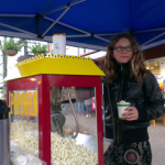 Hanna skötte popcornmaskinen när Kristdemokraterna firade Friveckolördag i Värnamo. (Foto: Håkan Johansson)