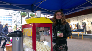 Hanna skötte popcornmaskinen när Kristdemokraterna firade Friveckolördag i Värnamo. (Foto: Håkan Johansson)