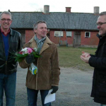 Lars Ericsson, Kärda, tar emot 2008 års Vitsippspris från Lars-Åke Egerbo och Arnold Carlzon. (Foto: Gunnar Crona)