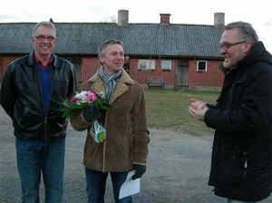 Lars Ericsson, Kärda, tar emot 2008 års Vitsippspris från Lars-Åke Egerbo och Arnold Carlzon. (Foto: Gunnar Crona)