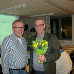 Arnold Carlzon tackar Lars-Åke Egerbo för hans tid som ordförande för Kristdemokraterna Värnamo. (Foto: Håkan Johansson)