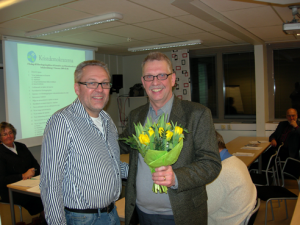 Arnold Carlzon tackar Lars-Åke Egerbo för hans tid som ordförande för Kristdemokraterna Värnamo. (Foto: Håkan Johansson)