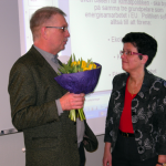 Lars-Åke Egerbo tackar Irene Oskarsson för hennes medverkan vid Kristdemokraternas årsmöte. (Foto: Håkan Johansson)