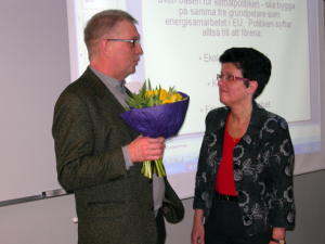 Lars-Åke Egerbo tackar Irene Oskarsson för hennes medverkan vid Kristdemokraternas årsmöte. (Foto: Håkan Johansson)