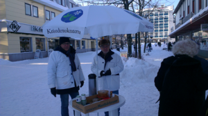 Arnold Carlzon och Christer Fjordevik bjuder på glögg. (Foto: Håkan Johansson)