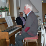 Bernt Olsson underhöll med pianomusik. (Foto: Håkan Johansson)