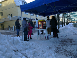 Adventsvärme med eld, glögg, popcorn och gåvoavdrag var Kristdemokraternas erbjudande i dag. (Foto: Håkan Johansson)