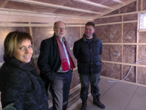 Camilla Rinaldo Miller, ordförande för Kristdemokraterna Värnamo, Bostadsminister Stefan Attefall (KD) och Martin Alvsveden, VD för Gunnars såg, inne i en av stugorna i produktion. (Foto: Håkan Johansson)