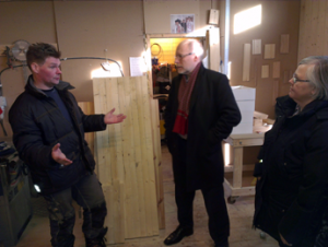 Martin Alvsveden berättar entusiastiskt om verksamheten vid Gunnars såg för en intresserad bostadsminister, Stefan Attefall (KD) och miljö- och stadsbyggnadspolitikern Lena Freij (KD). (Foto: Håkan Johansson)