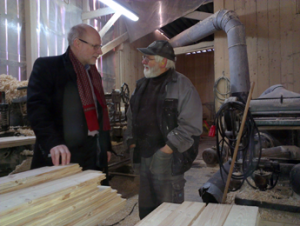 Bostadsminister Stefan Attefall (KD) i samspråk med Gunnar Gustafsson, en av grundarna av Gunnars såg. (Foto: Håkan Johansson)
