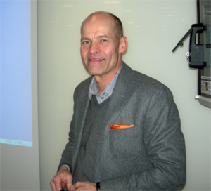 Gummifabrikens VD, Jonas Sandahl, informerade om den kreativa mötesplatsen Gummifabriken som är så viktig för Värnamos framtid. (Foto: Gunnar Crona)