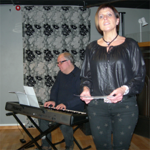 Camilla Rinaldo Miller och Håkan Johansson underhöll med 80-talscovers, stundtals uppbackade av Maria Nilsson. (Foto: Gunnar Crona)