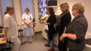 Elisabet Johansson och Annelie Nilsson berättar om maskinen som man mäter bentäthet med för de kristdemokratiska landstingspolitikerna Mia Frisk (Landstingsråd), Marianne Andersson och Doris Lidman. (Foto: Håkan Johansson)