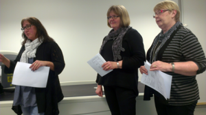 Landstingsrådet Mia Frisk tillsammans med Marianne Andersson och Doris Lidman, som motionerar om screening av benskörhet tillsammans med Ragnwald Ahlnér. (Foto: Håkan Johansson)