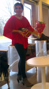 Kristdemokraternas ordförande i Värnamo, Camilla Rinaldo Miller, gör sig redo att överraska vitsippsprismottagaren Elna Svenle på Vandalorum. (Foto: Håkan Johansson)