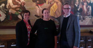 Camilla Rinaldo Miller, Helena Hugo och Andreas Carlson på Bredaryds värdshus. (Foto: Viktor Bergman)