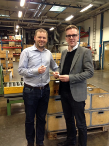 Jens Svensson, vd för Zinkteknik AB, och riksdagsledamot Andreas Carlson (KD), samtalade bland annat om arvsskatten. (Foto: Camilla Rinaldo Miller)