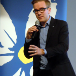 Andreas Carlson, Mullsjö, ordförande för Kristdemokraterna i Jönköpings län, inspirerar stämmodeltagarna. (Foto: Ann-Mari Wiberg)