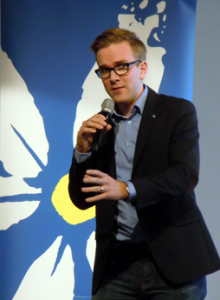 Andreas Carlson, Mullsjö, ordförande för Kristdemokraterna i Jönköpings län, inspirerar stämmodeltagarna. (Foto: Ann-Mari Wiberg)