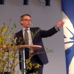 Sveriges bästa partiledare, Göran Hägglund (KD), pekar ut vägen till valseger. (Foto: Håkan Johansson)
