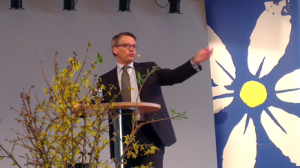 Sveriges bästa partiledare, Göran Hägglund (KD), pekar ut vägen till valseger. (Foto: Håkan Johansson)