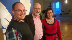Torbjörn Eriksson och Camilla Rinaldo Miller lyckades hitta civil- och bostadsminister Stefan Attefall bland alla vitsipporna. (Foto: Håkan Johansson)