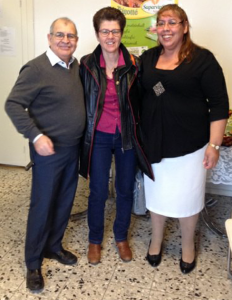 Irene Oskarsson (KD) i samspråk med Juan och Silvia Vera som driver livsmedelsföretaget Supervipsmak i Rydaholm. (Foto: Camilla Rinaldo Miller)