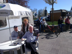 Seniorförbundets våffelvagn besökte Värnamo marknad. (Foto: Håkan Johansson)
