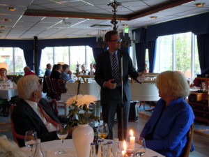 Alf och Sonja Svensson lyssnar intresserat på Andreas Carlson. (Foto: Ann-Mari Wiberg)
