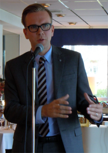 Andreas Carlson gratulerar. (Foto: Ann-Mari Wiberg)