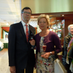 Maria Larsson anlände till festen tillsammans med maken Gunnar. (Foto: Ann-Mari Wiberg)