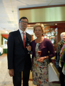 Maria Larsson anlände till festen tillsammans med maken Gunnar. (Foto: Ann-Mari Wiberg)