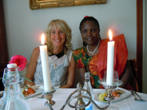 Lotta Jonsson och Evanjeline Eriksson hade roligt på festen. (Foto: Ann-Mari Wiberg)