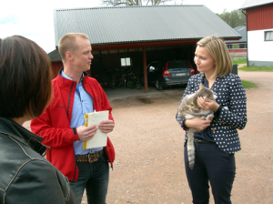 Andréas Karlsson och Ebba Busch Thor pratar jordbruksfrågor. (Foto: Håkan Johansson)